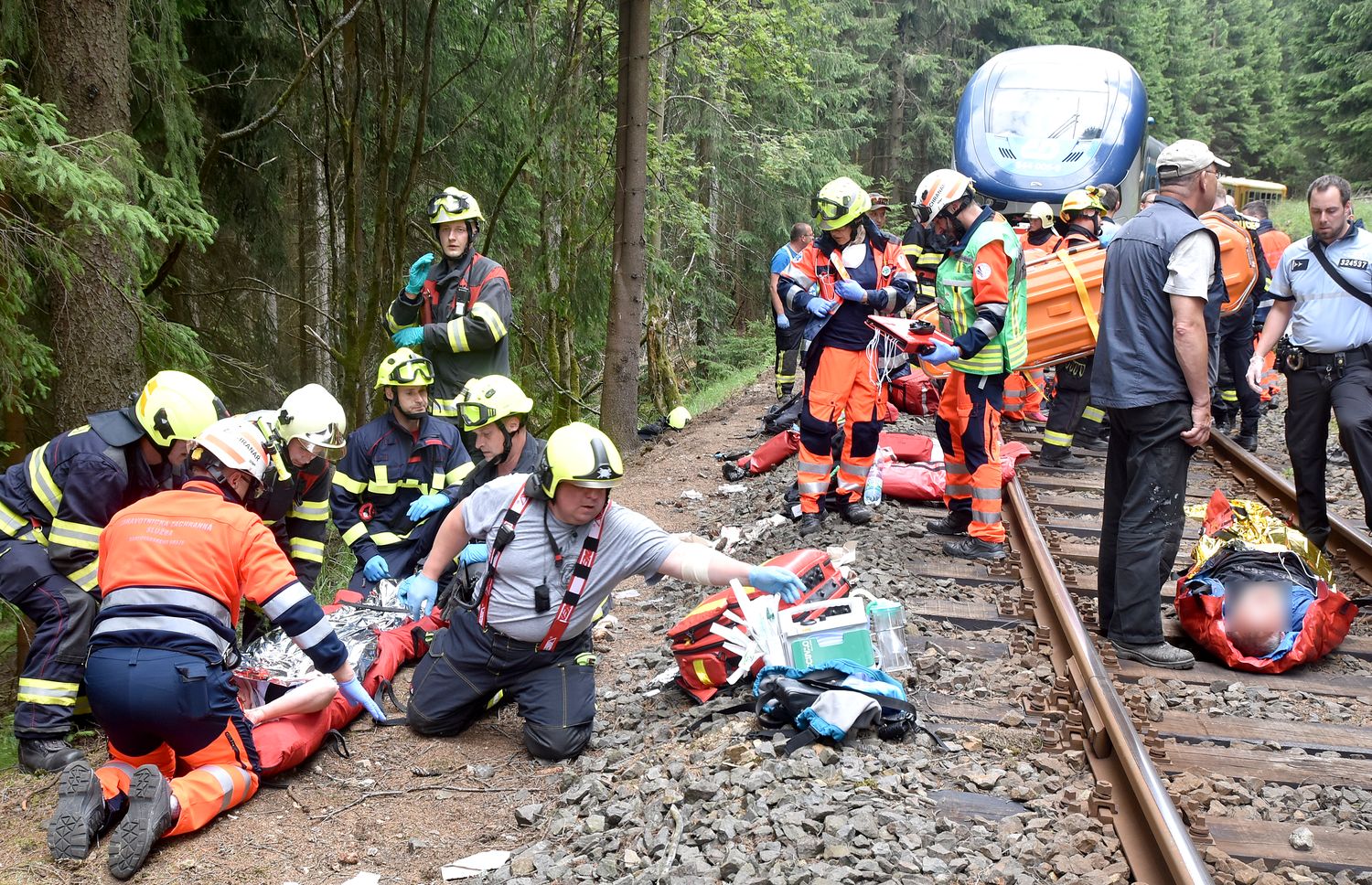 43.1_KVK_železniční nehoda Pernink _složky IZS společně ošetřují na kolejích zraněné_2.jpg