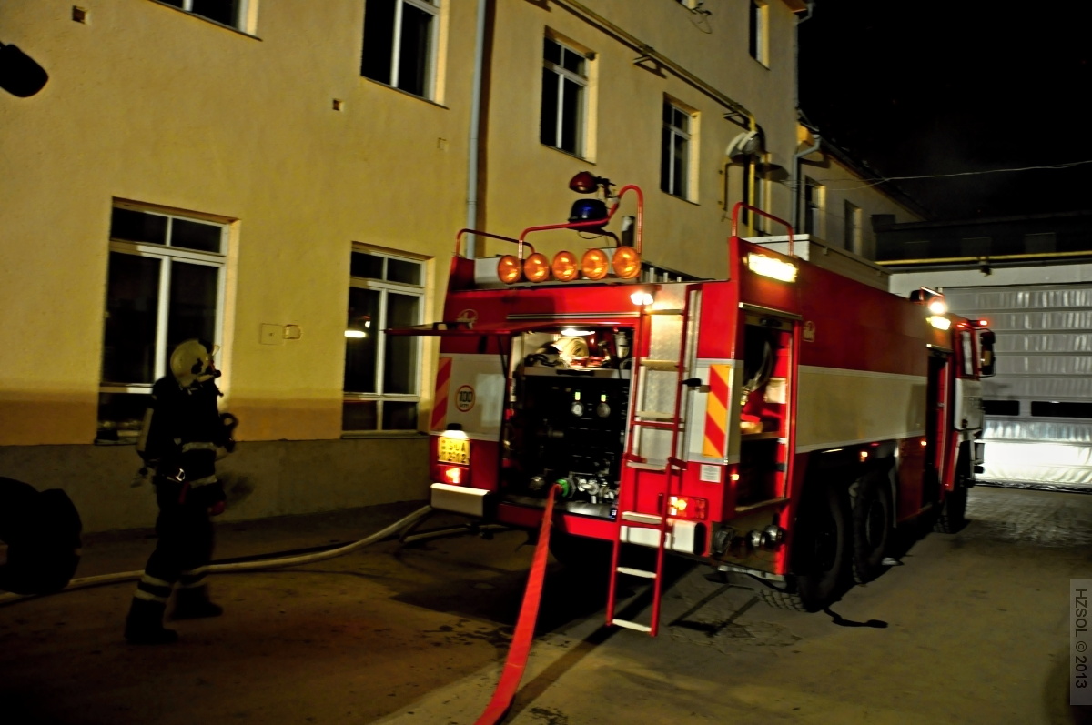 5 4-3-2013 Požár střechy průmyslového objektu Šumperk - Žerotínská ul (5).JPG