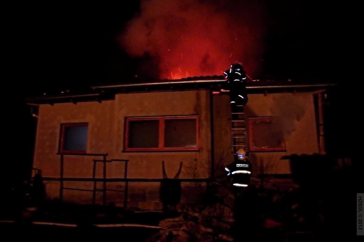 5 7-3-2013 Požár RD Olomouc Slavonín press foto (5).JPG