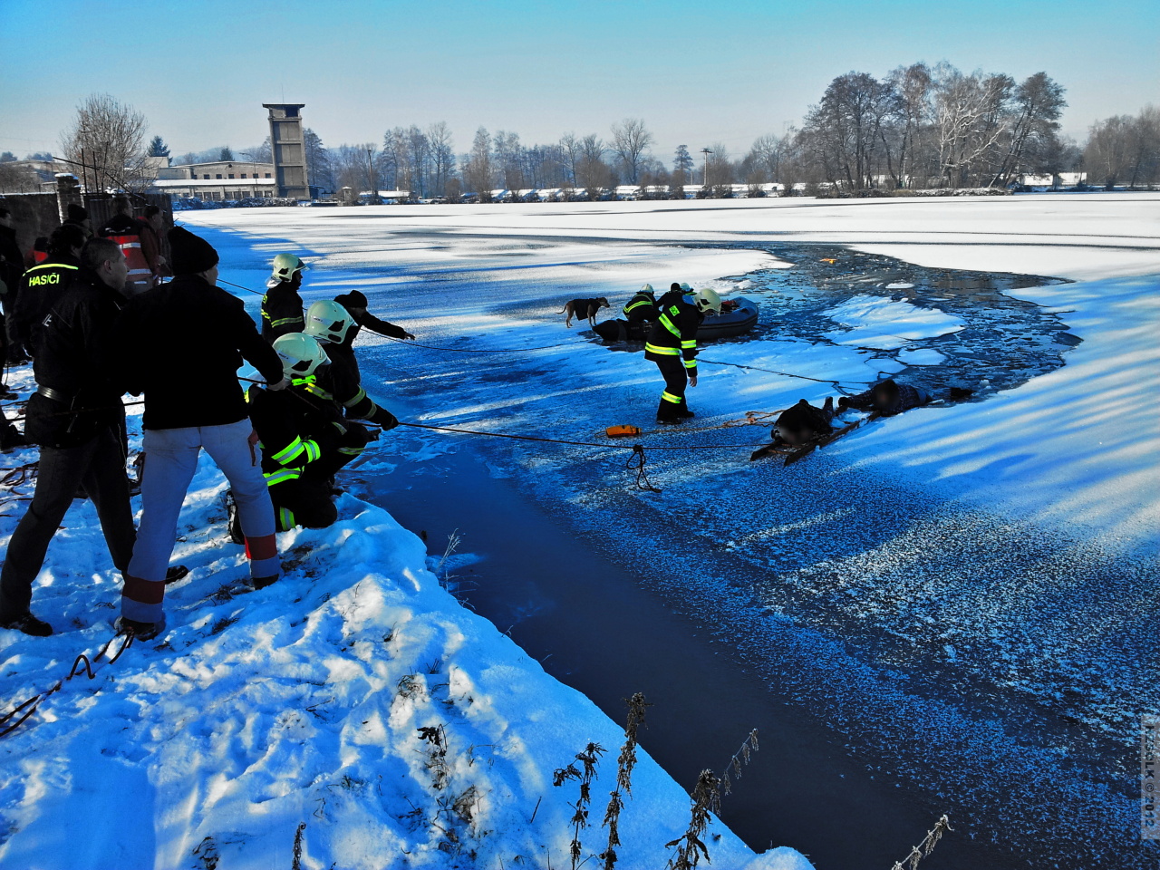 5 8-12-2012 záchrana osoby z vody sudkov (5).jpg