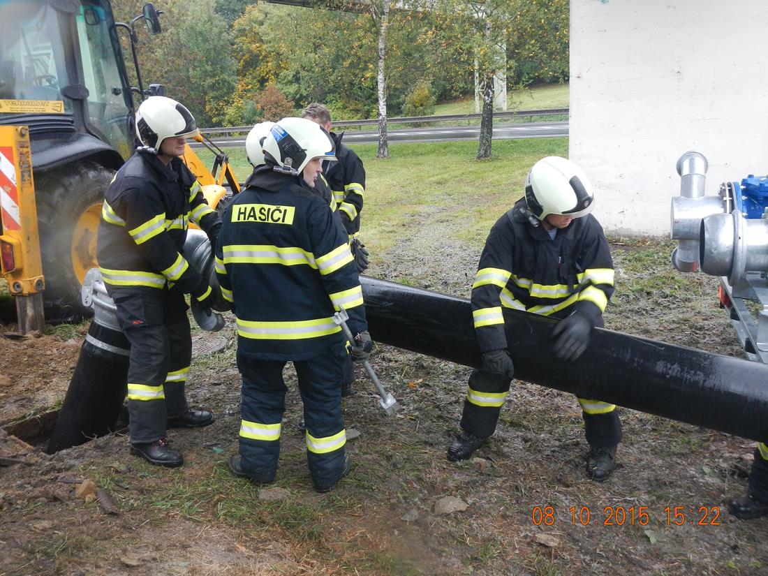 5 Čerpání velkokapacitním čerpadlem, Sezimovo Ústí - 8. 10. 2015 (6).jpg