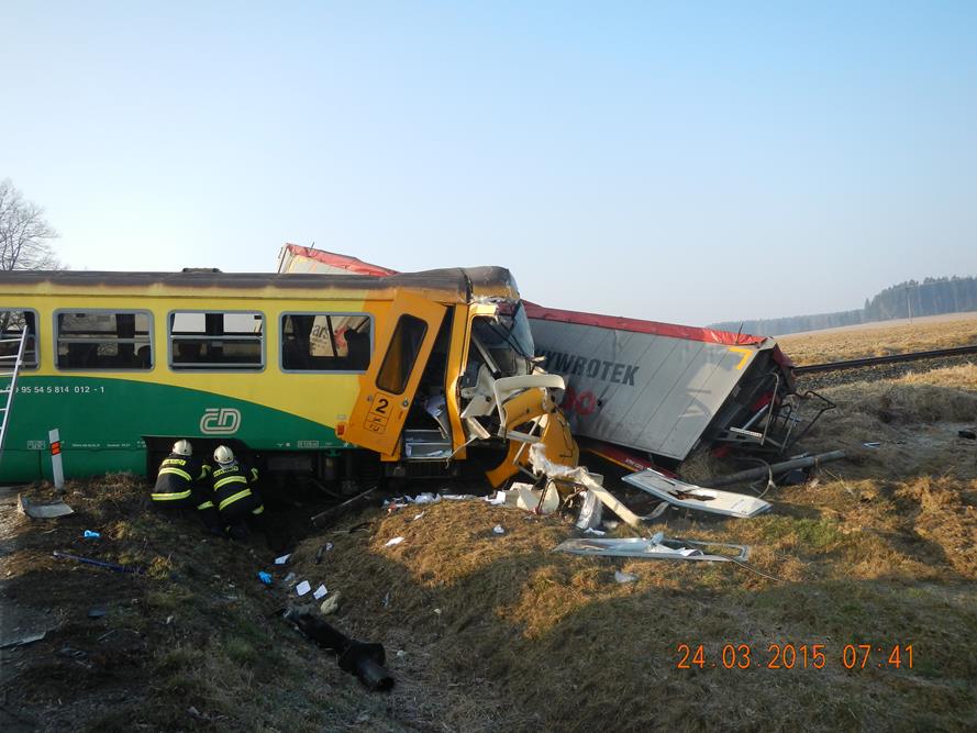 5 Dopravní nehoda kamiónu a vlaku, Obrataň - 24. 3. 2015 (4).jpg