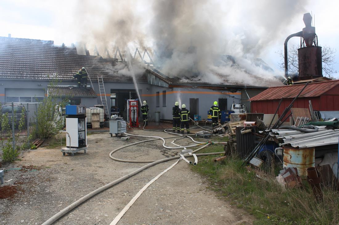 5 Požár dílny, Lišov - 28. 4. 2016 (5).JPG