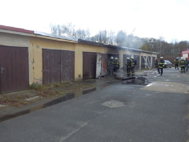 5 Požár garáže, J. Hradech - 8. 12. 2014 (2).png