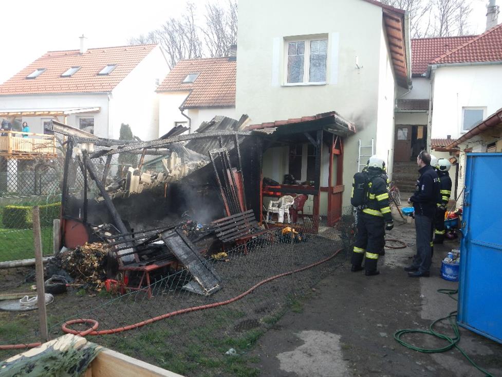 5 Požár kůlny, Týn nad Vltavou - 3. 4. 2016 (5).JPG