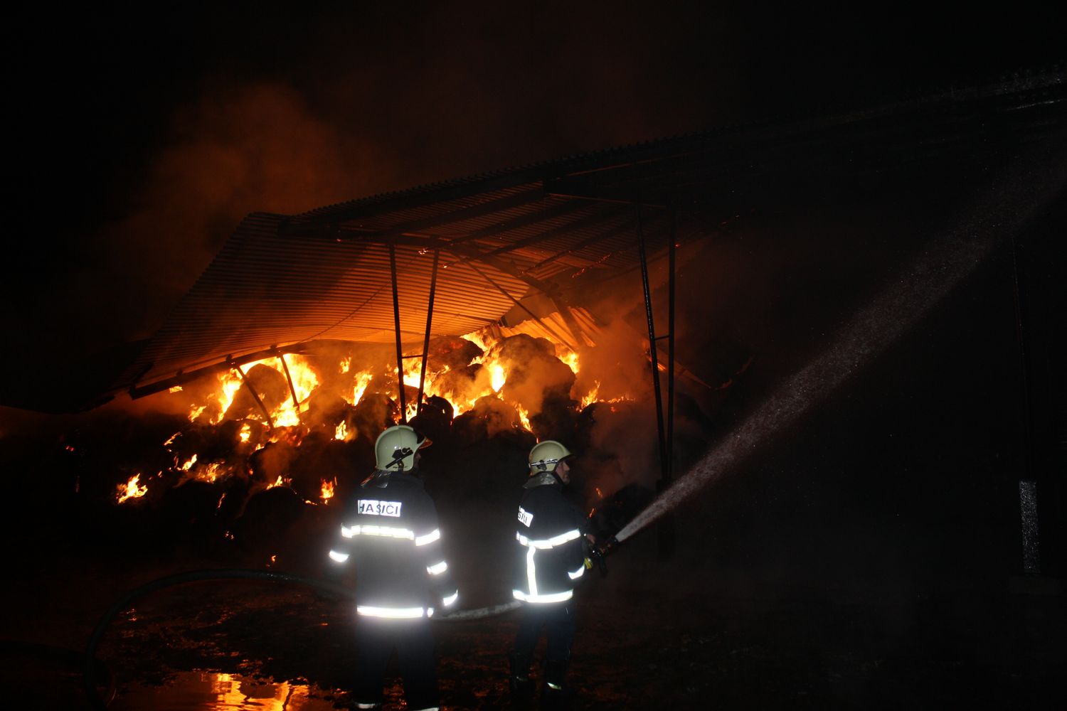 5 Požár skladu slámy, Čejkovice - 2. 12. 2013 (6).JPG