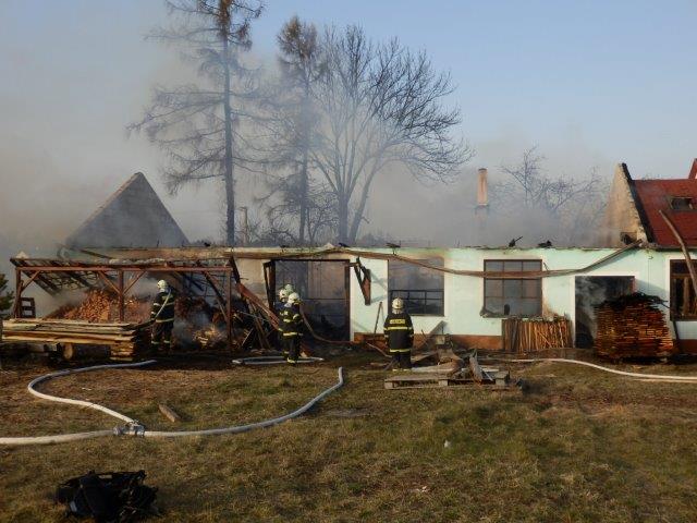 5 Požár truhlárny, Dvory nad Lužnicí - 2. 4. 2016 (1).jpg