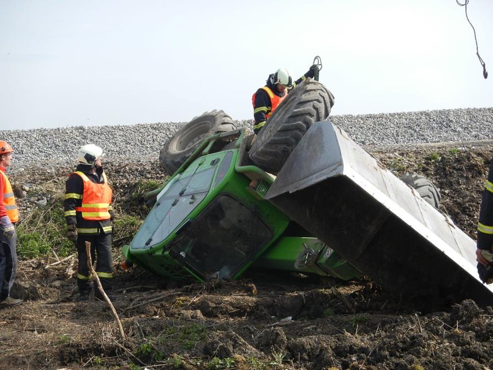 5 Převrácený nakladač, Bošilec - 22. 4. 2016 (5).JPG
