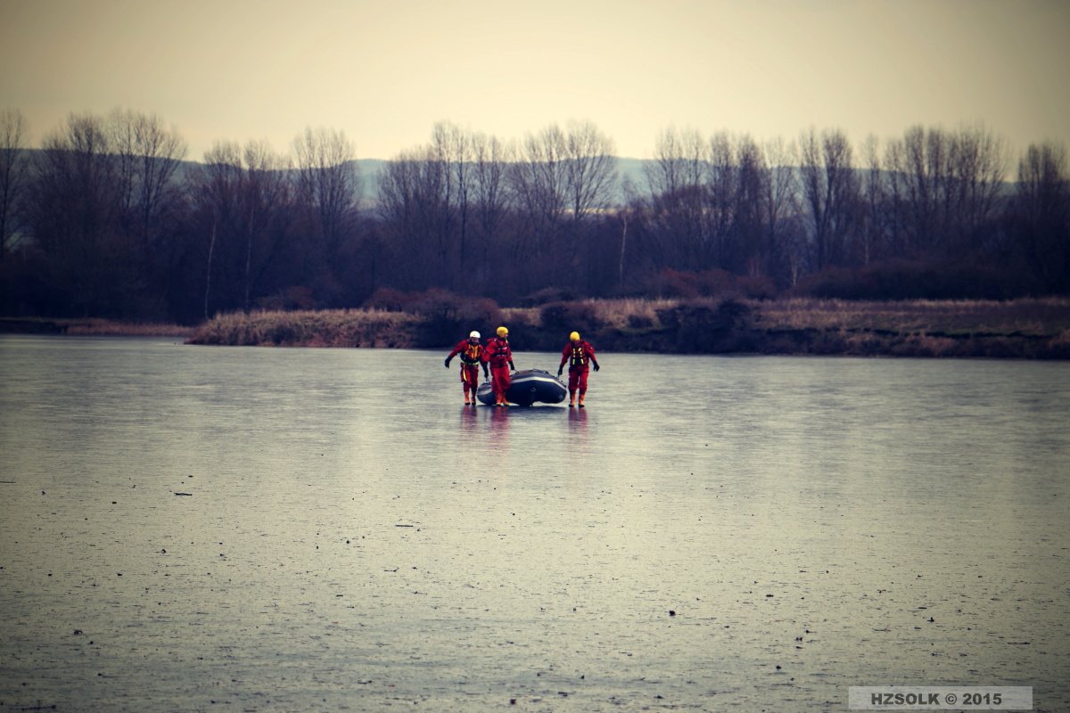 5 ZOZ_9-11-2015 Záchrana srny ze zamrznuté vodní hladiny Chomoutov (13).JPG