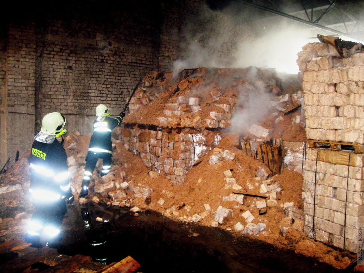 6 22-6-2013 Požár budovy - peletky Loučka (6).JPG