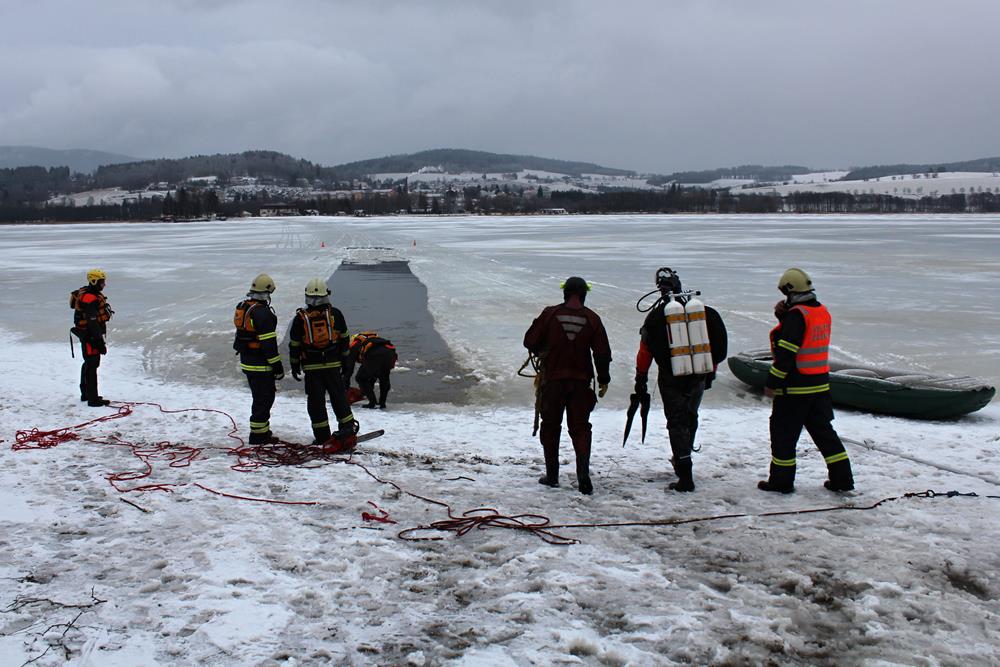6 Auto pod ledem, Bližší Lhota - 24. 2. 2015 (6).JPG