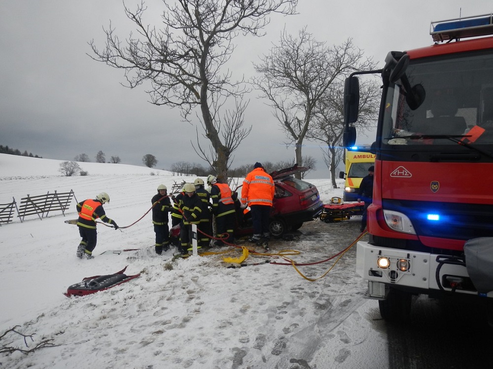 6 Dopravní nehoda OA, Petrovice - 5. 1. 2015 (1).JPG