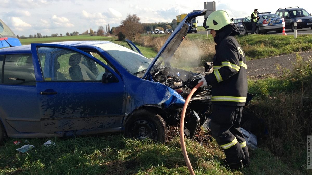 6 Nehoda osobního auta Milovice u Hořic pomoc HZS OLK  (14).JPG