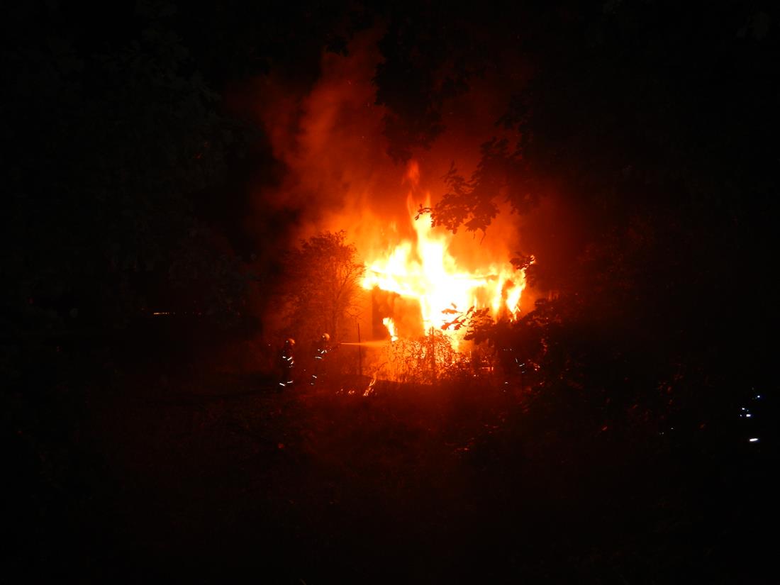 6 Požár chatky, Opatovice - 1. 9. 2015 (4).JPG