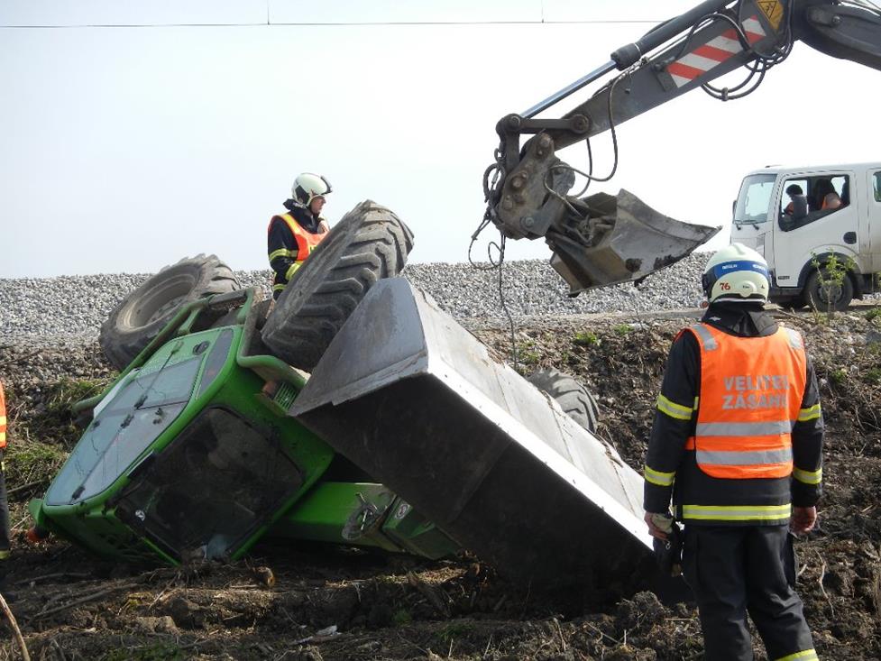 6 Převrácený nakladač, Bošilec - 22. 4. 2016 (6).JPG