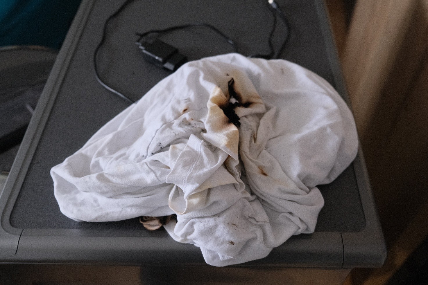 Nalezené ohořelé tričko za zadní stranou ostravské sušičky