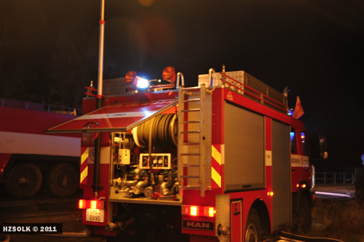 7 22.10.2011 Požár autoservisu a stolárny Ruda nad Moravou - Bohdíkov35.JPG