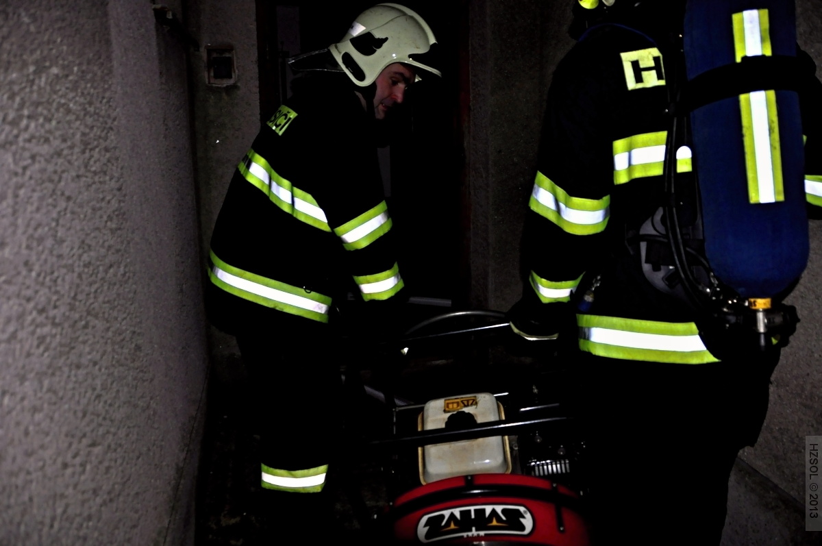 7 28-2-2013 Požár zemědělskéhobjektu Velký Týnec (7).JPG