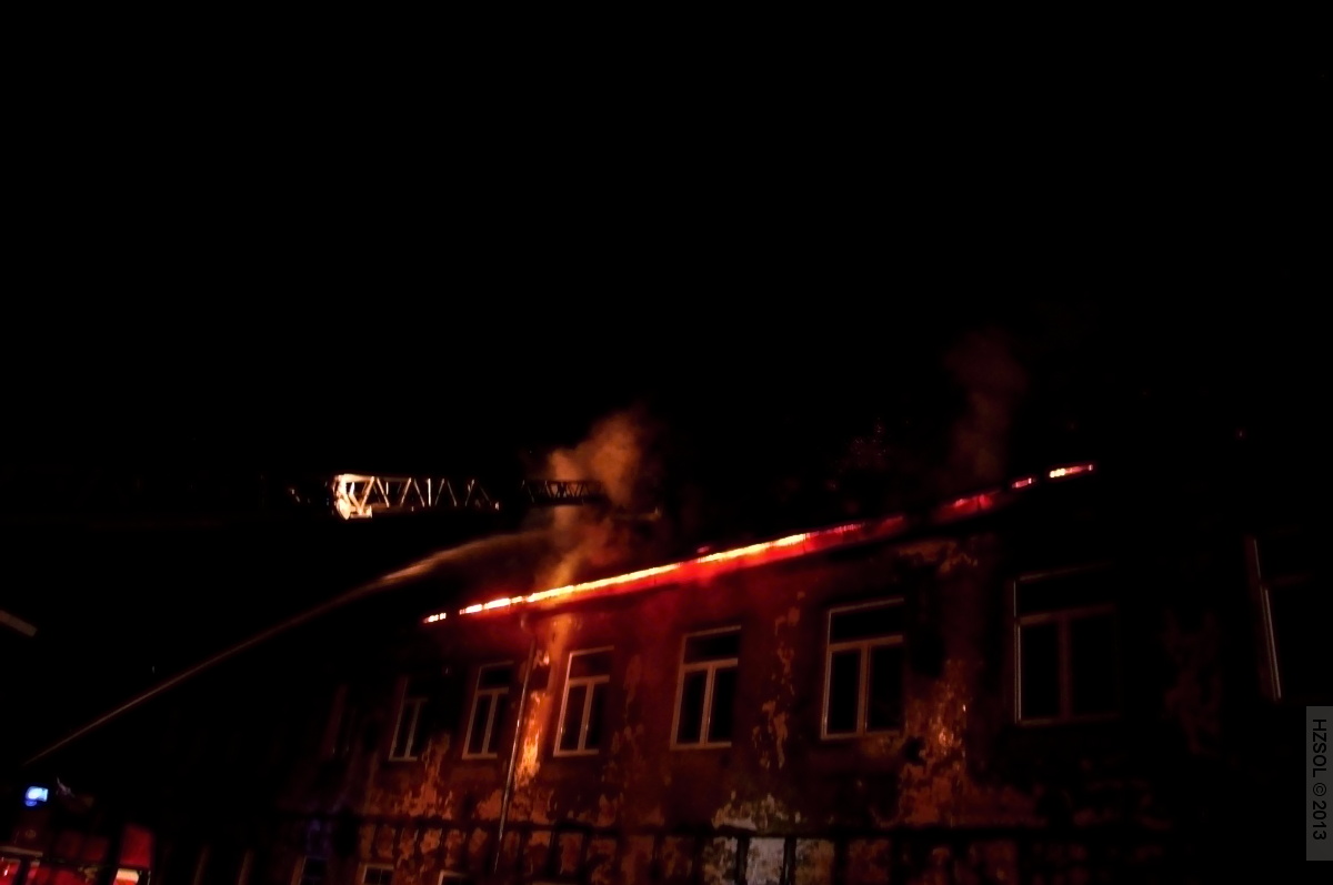 7 4-3-2013 Požár střechy průmyslového objektu Šumperk - Žerotínská ul (7).JPG