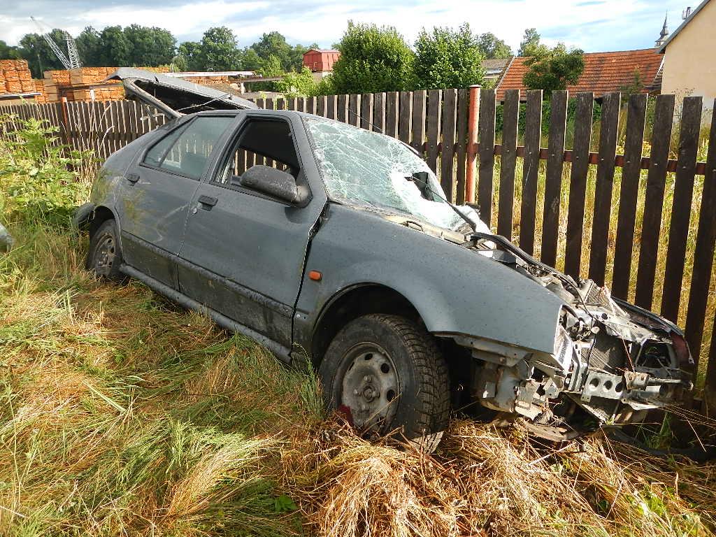7 Dopravní nehoda OA a vlak, Kardašova Řečice - 27. 7. 2015 (2).jpg