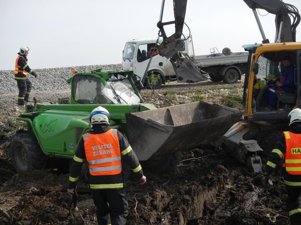 7 Převrácený nakladač, Bošilec - 22. 4. 2016 (7).JPG