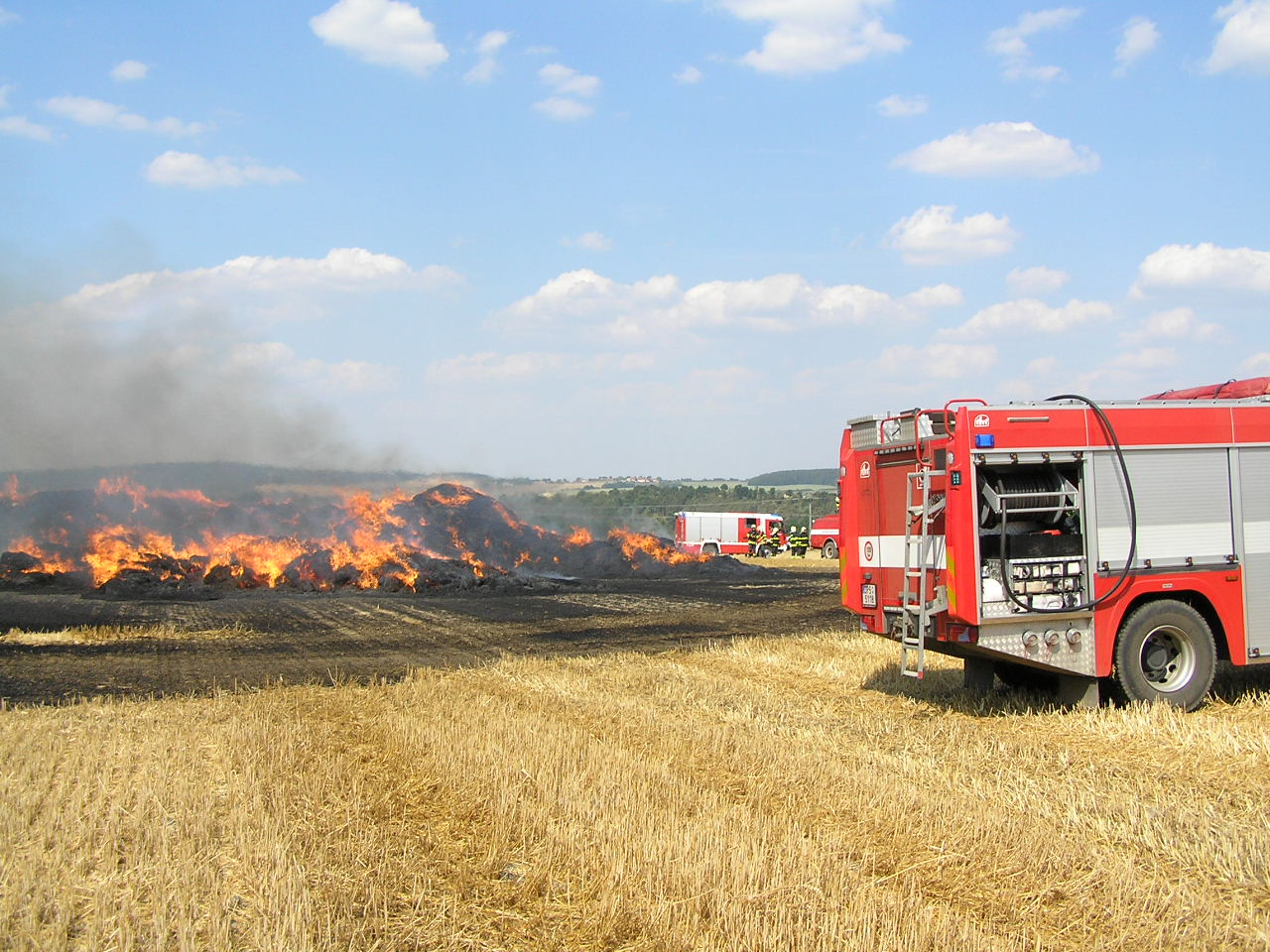7.8.2015 požár stohu Vlčice.JPG