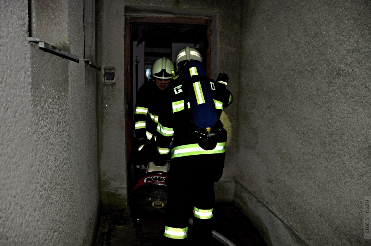 8 28-2-2013 Požár zemědělskéhobjektu Velký Týnec (8).JPG