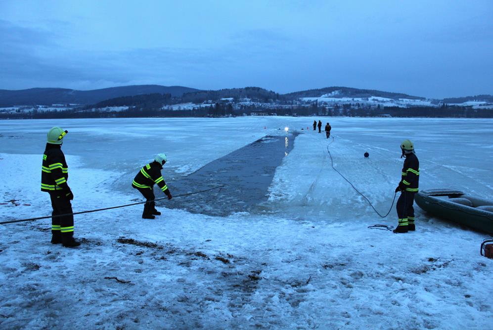 8 Auto pod ledem, Bližší Lhota - 24. 2. 2015 (8).JPG