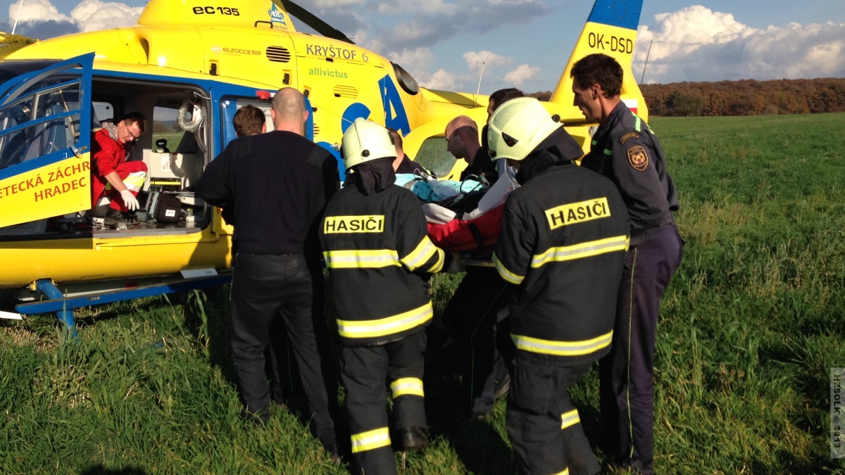 8 Nehoda osobního auta Milovice u Hořic pomoc HZS OLK  (16).JPG