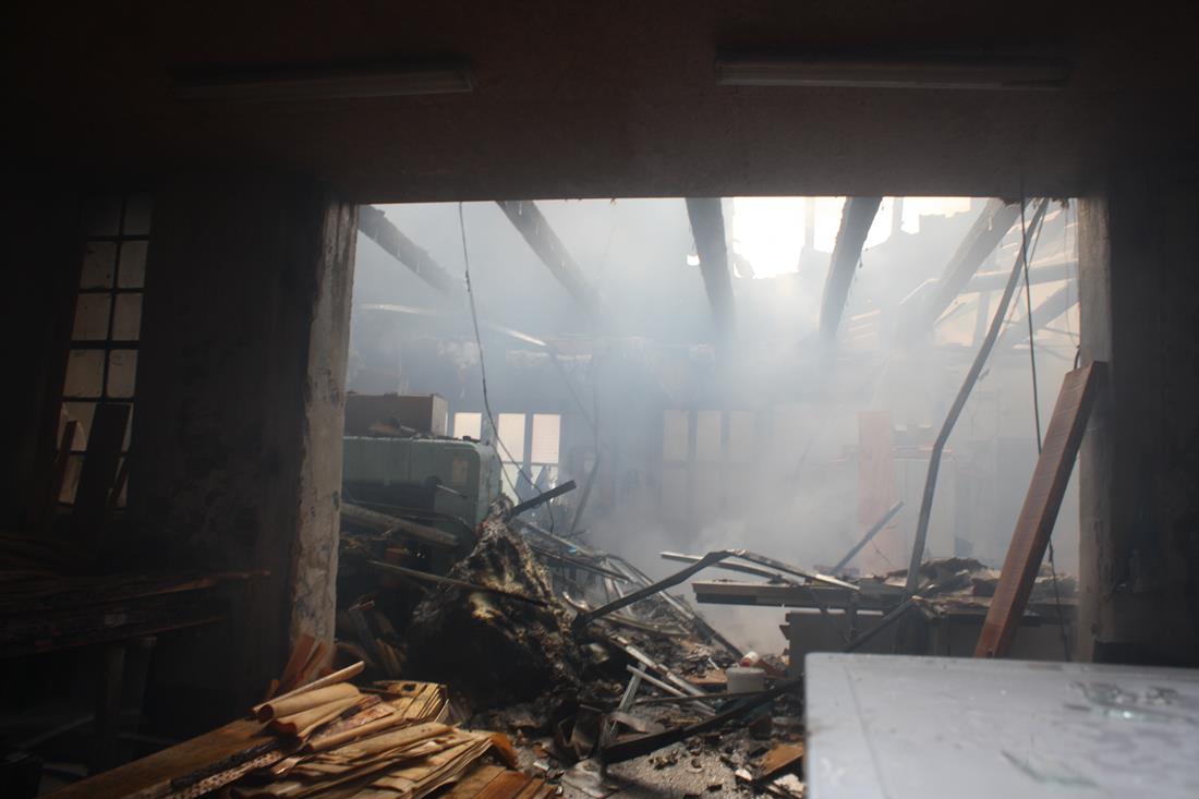 8 Požár dílny, Lišov - 28. 4. 2016 (8).JPG