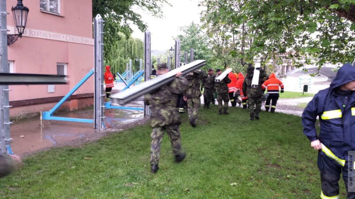 8 povodne v Cechach 2013  pomoc HZS OLK (16).jpg
