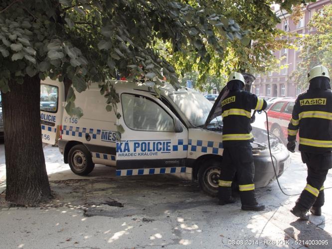 8.8.-požár vozidla MP1-foto-HZS KH kraje.JPG