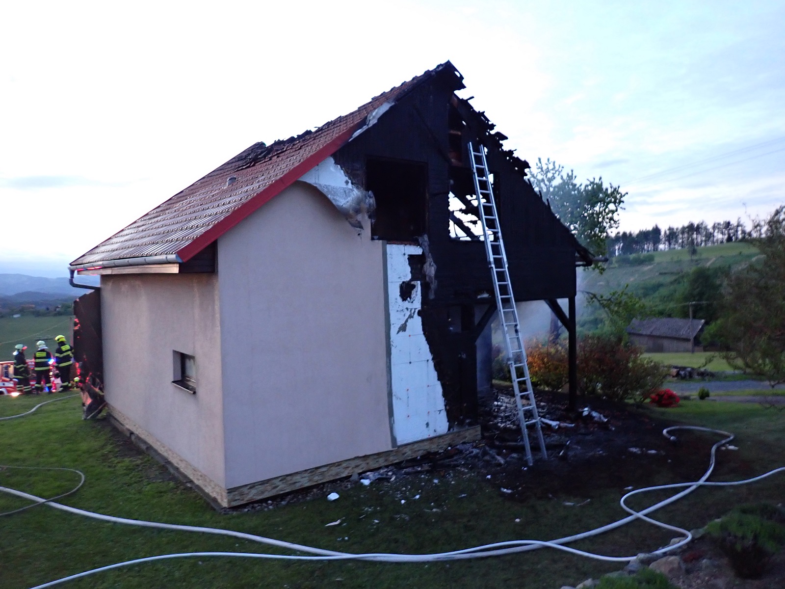 Pohled na poškozený dům