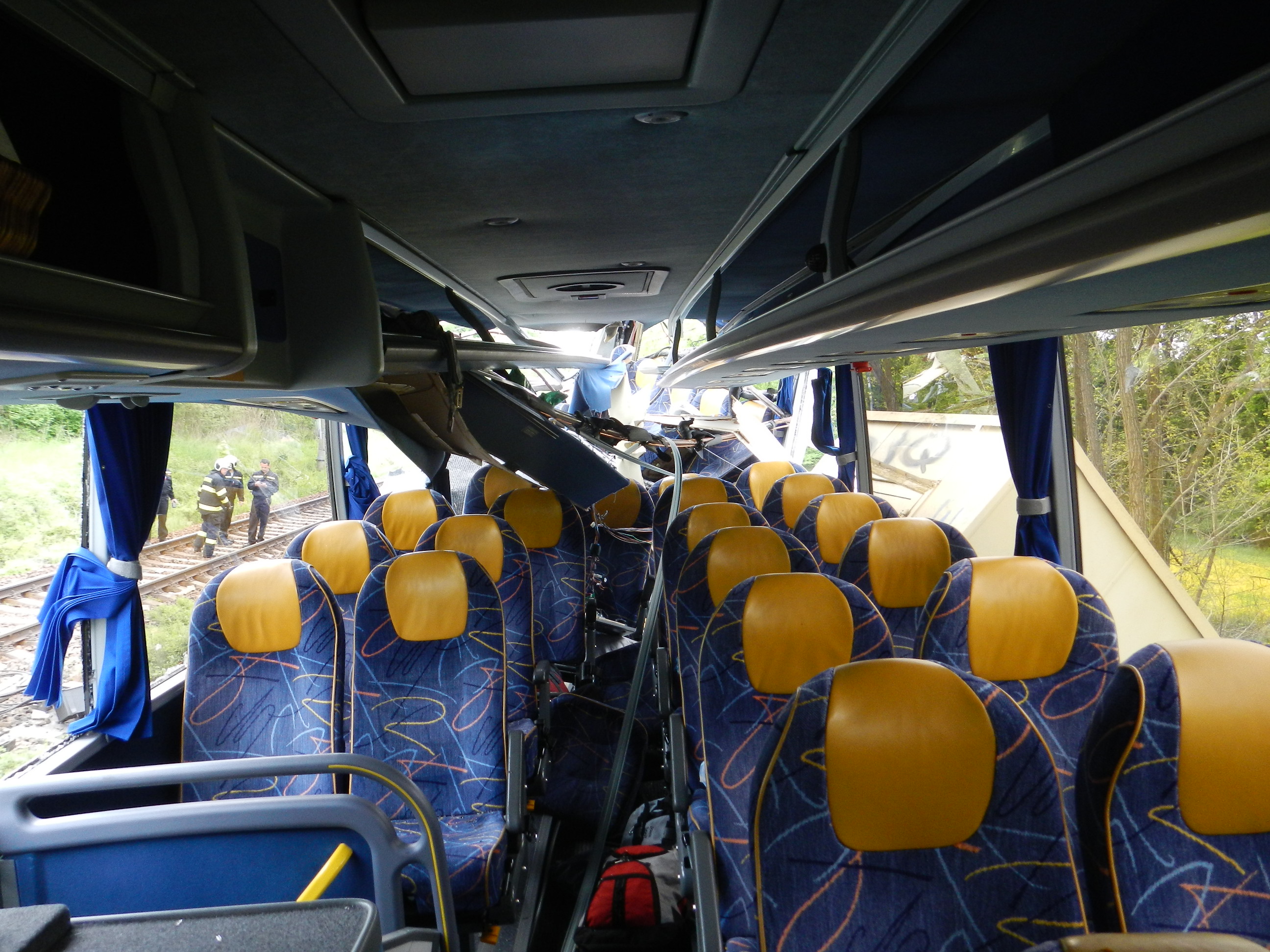 9 Dopravní nehoda vlak a autobus, Hluboká nad Vltavou - 15. 5. 2014 (10).JPG