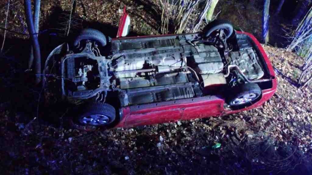 Auto na střeše Břehy 16.3.2021.jpg