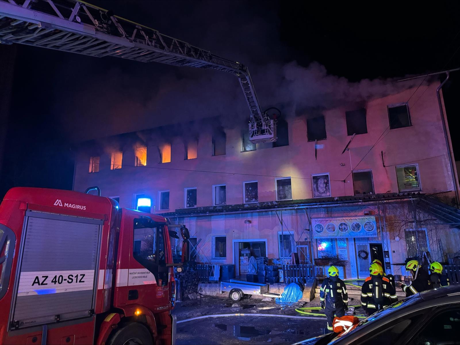 Automobilový žebřík AZ 40 z liberecké stanice hasiči využili při zásahu. Foto: M. Bergman