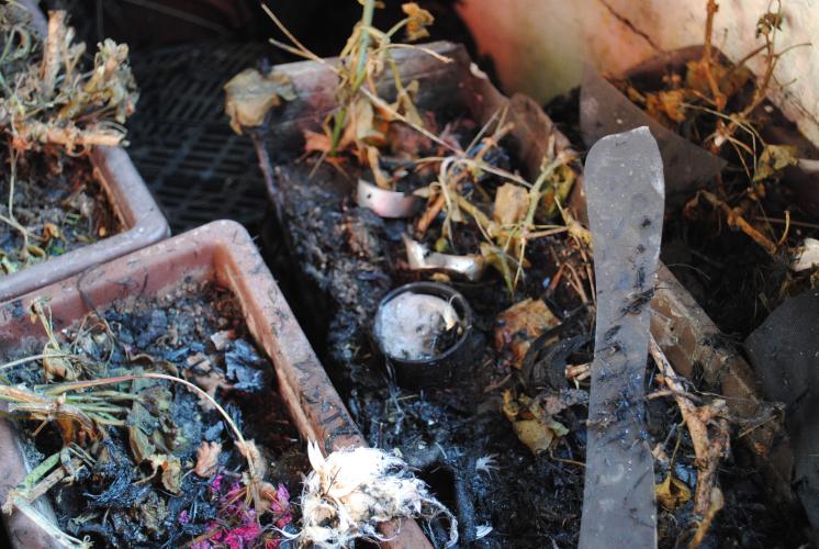 Svíčky v květináči a nad nimi záclona....a během chvíle je požár na světě