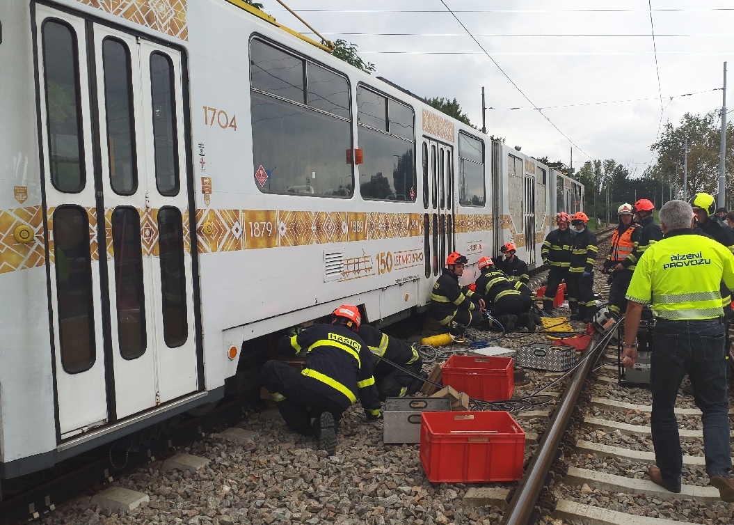 Brněnští hasiči vyprošťují z pod tramvaje muže.jpg