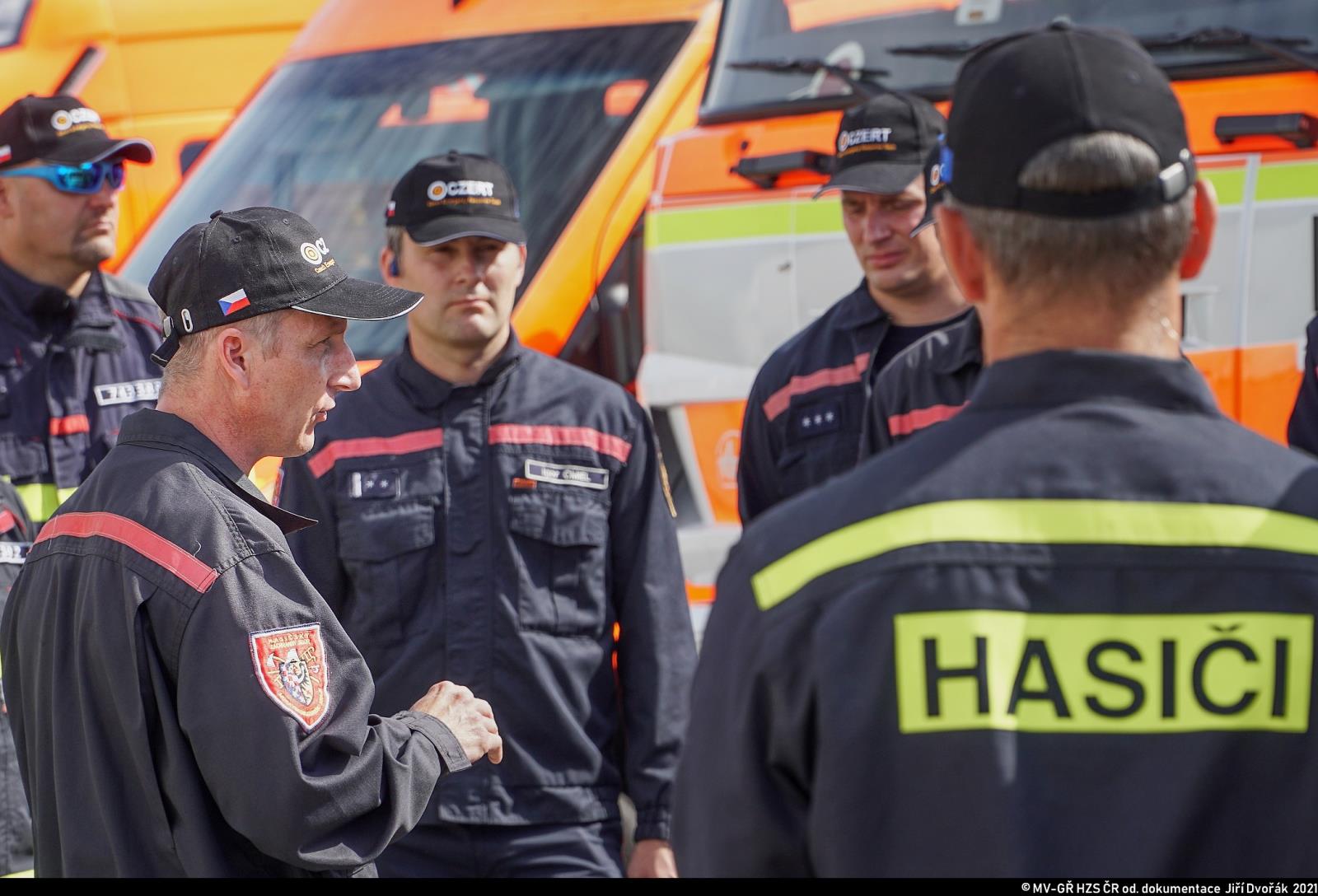 Čeští hasiči vyrazili na pomoc Řecku zasaženému ničivými požáry_hasiči  dostávají instrukce.jpg