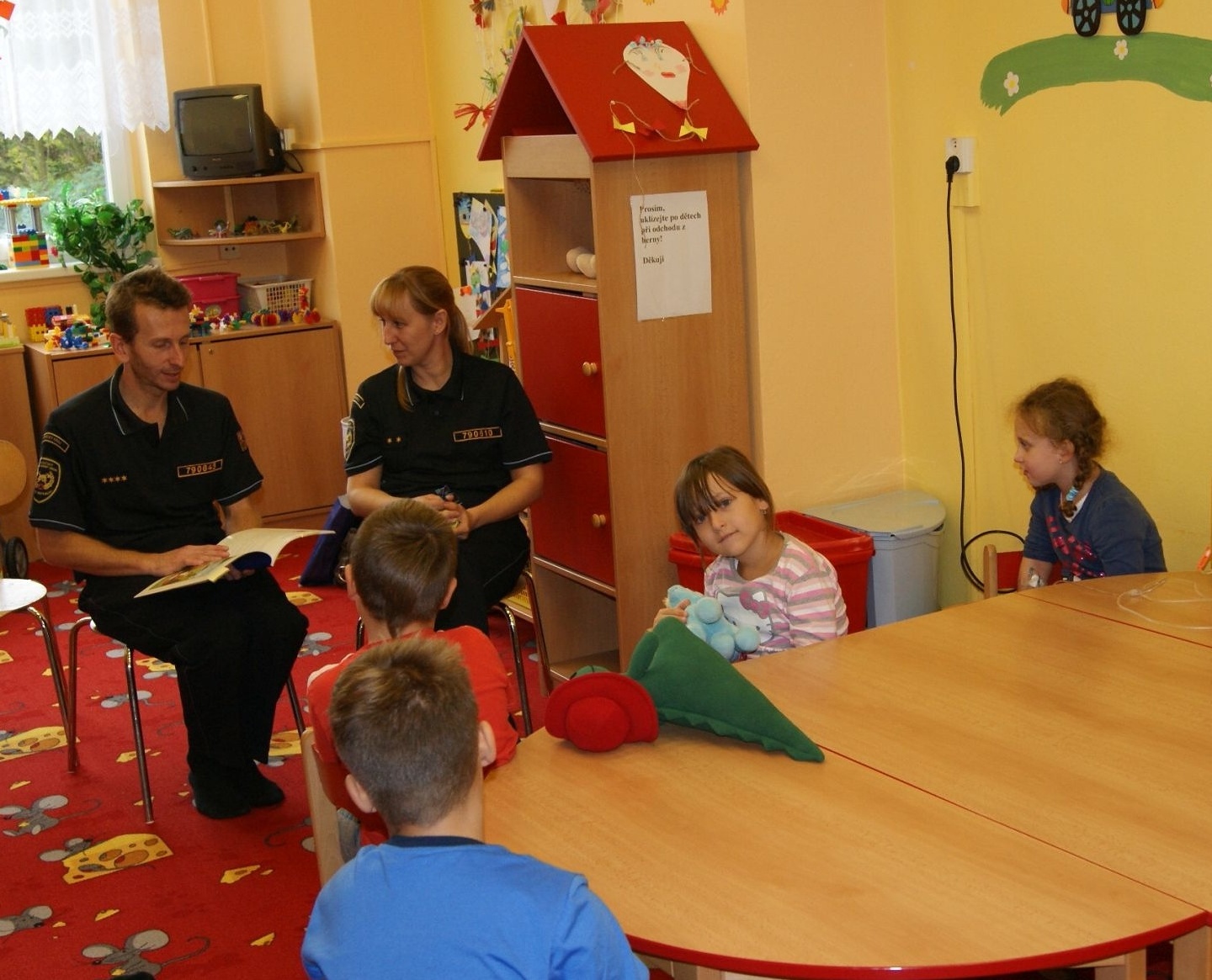 Čtení pohádek dětem v nemocnici 31.10. 2.jpg
