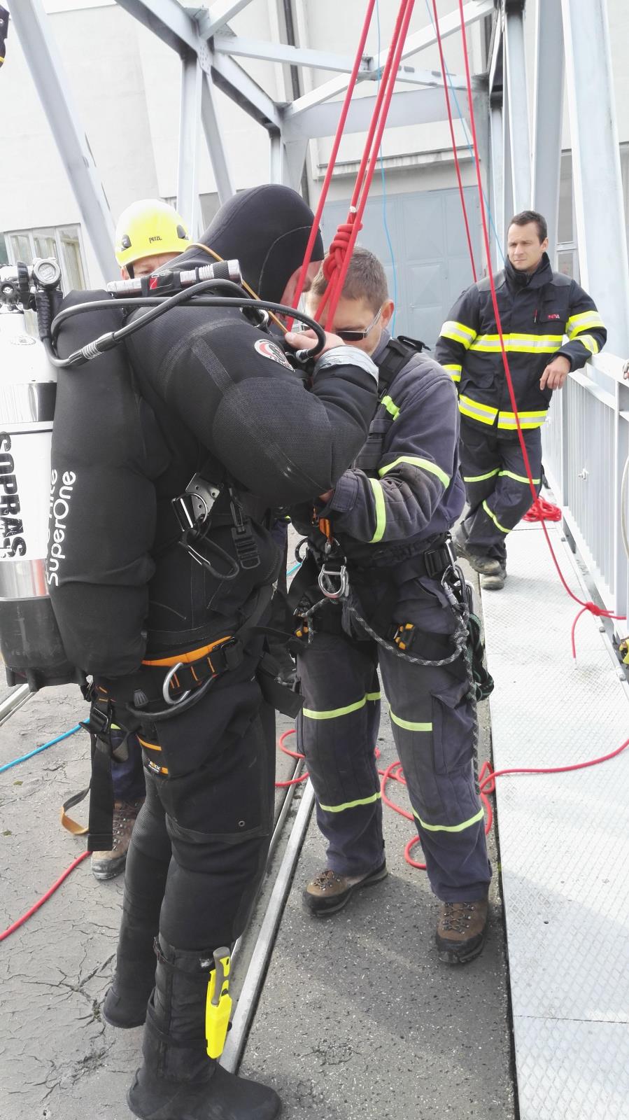 Cvičení lezců a potápěčů, Římov - 20. 9. 2017 (6).jpg