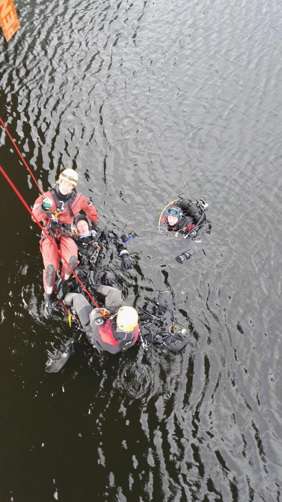 Cvičení lezců a potápěčů, Římov - 20. 9. 2017 (8).jpg