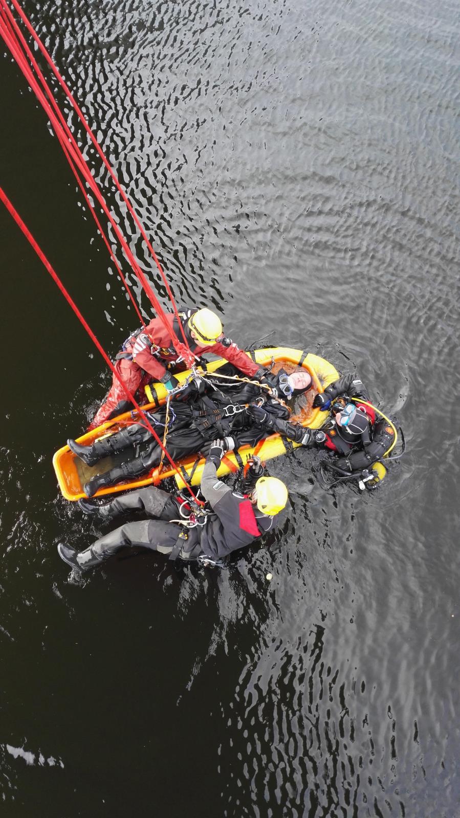 Cvičení lezců a potápěčů, Římov - 20. 9. 2017 (9).jpg
