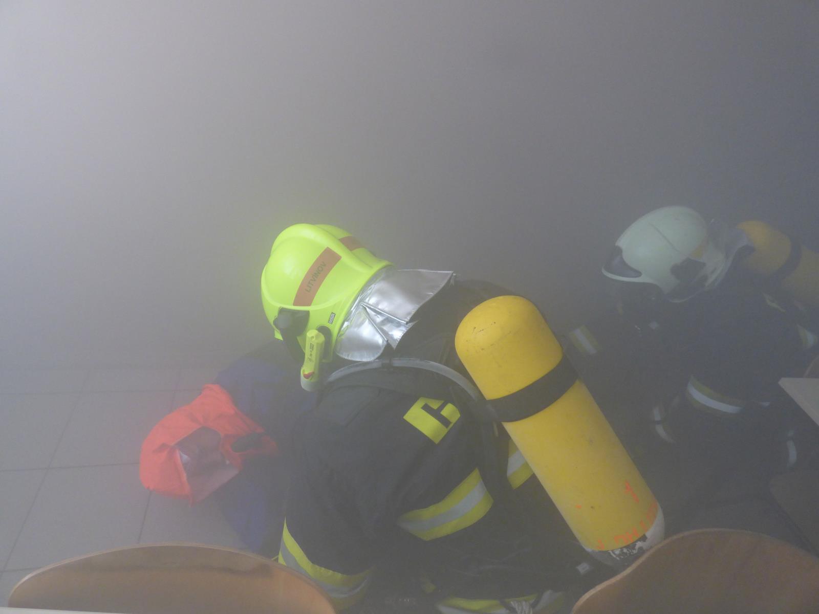 Cvičení požár v průmyslovém areálu (19).jpg