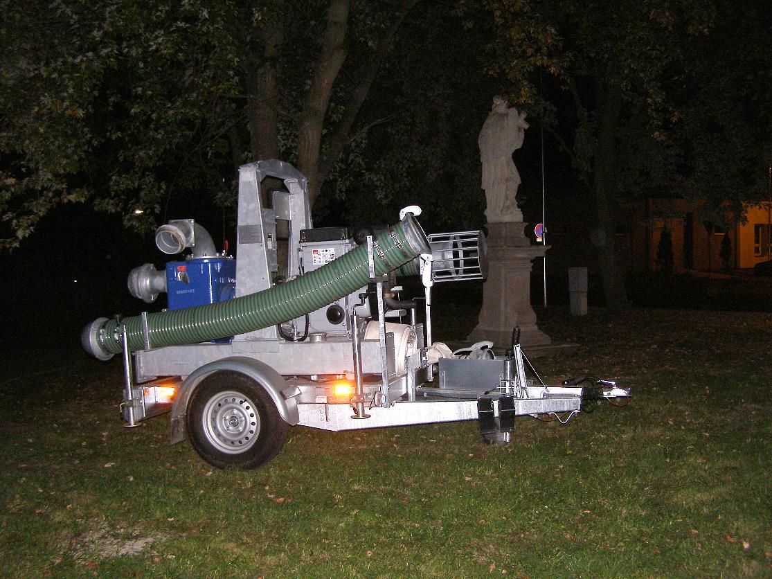 Cvičení - protipovodňové stěny, Veselí nad Lužnicí - 30. 9. 2016 (3).JPG