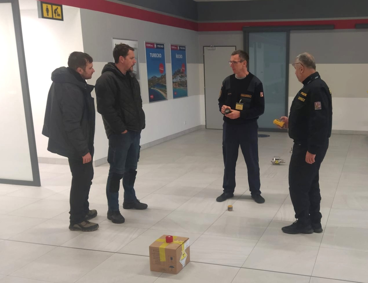Cvičení radiační ochrany na letišti v Pardubicích_01.jpg
