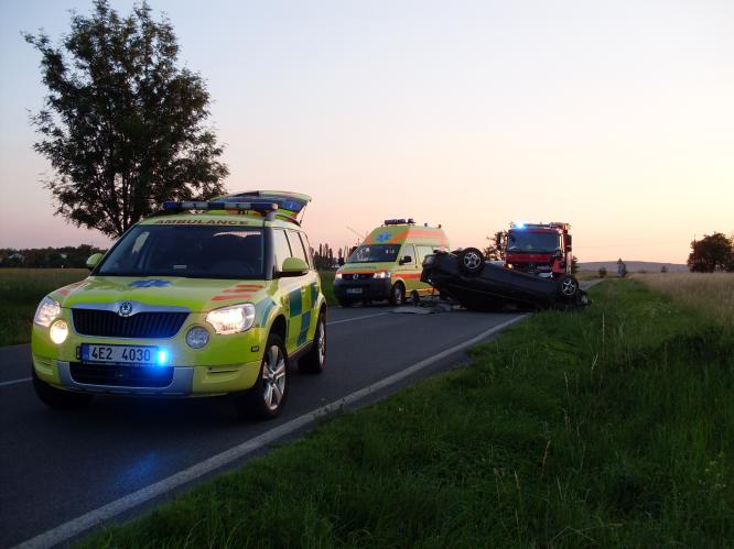 U Chrasti skončilo osobní vozidlo na střeše