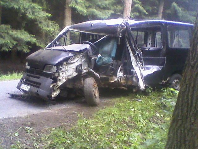 U Včelákova museli hasiči ze zdemolované dodávky vyprostit řidiče