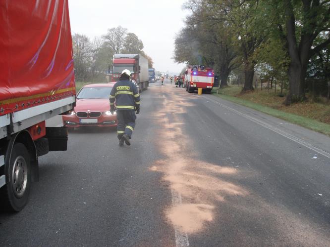 Z nákladního vozu uniklo větší množství nafty