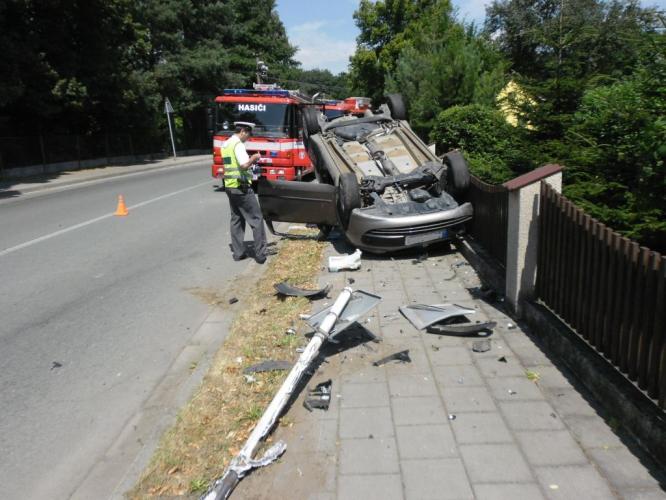 Automobil v Dašicích skončil na střeše
